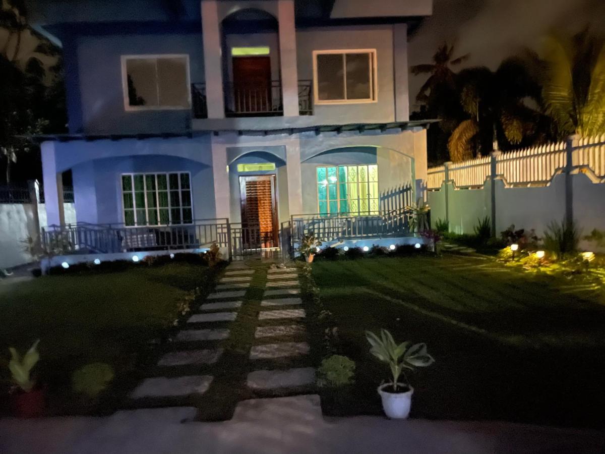 Charming Apartelle with Swimming Pool -Exclusive - B&B Davao