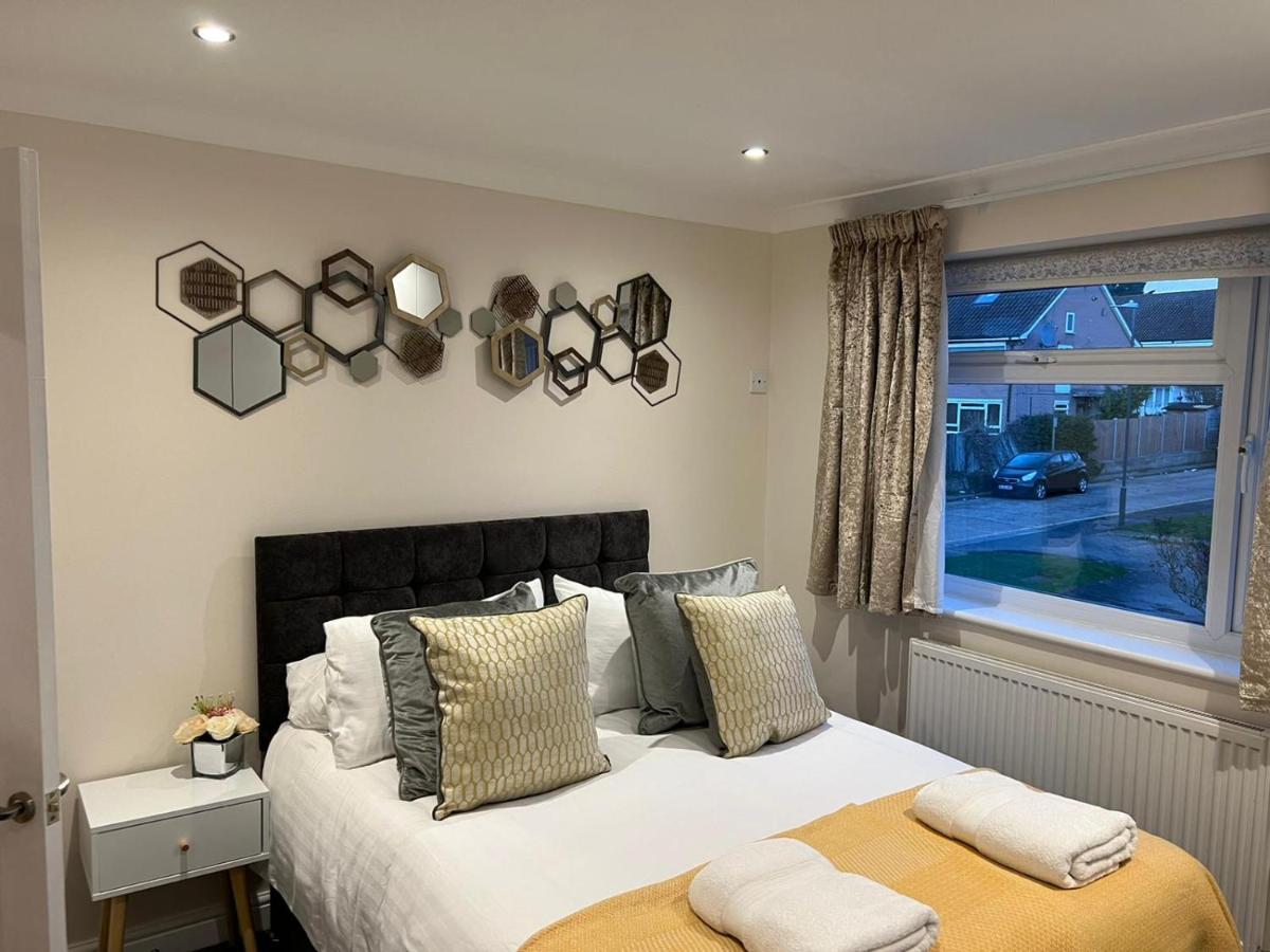 B&B Stanmore - FW Haute Apartments at Stanmore, 3 Bedrooms and 1 Bathroom with additional WC, Single or Double Beds, Pet Friendly Flat with FREE WIFI and FREE PARKING - Bed and Breakfast Stanmore