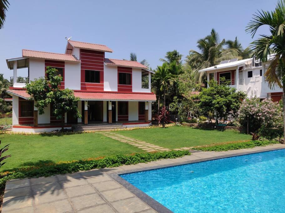 B&B Alibag - Peaceful Chaitra Villa 5Bhk And 4Bhk Alibaug Swimming Pool Is Common Between Both Property - Bed and Breakfast Alibag