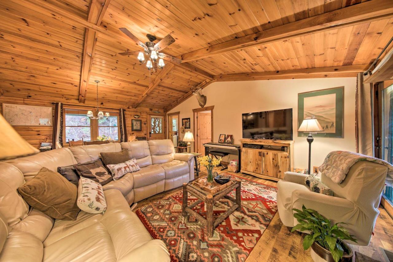 Ellijay Cabin with Porch & Private Hot Tub! - Chambres d'hôtes Ellijay