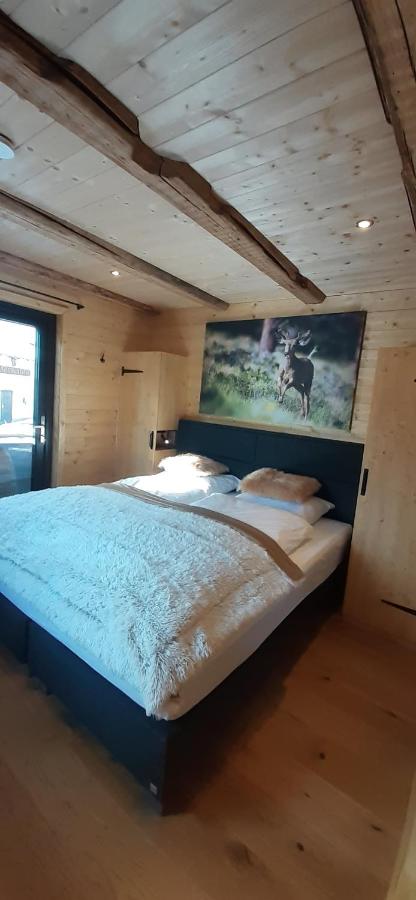 Habitación con cama extragrande y vistas a la montaña