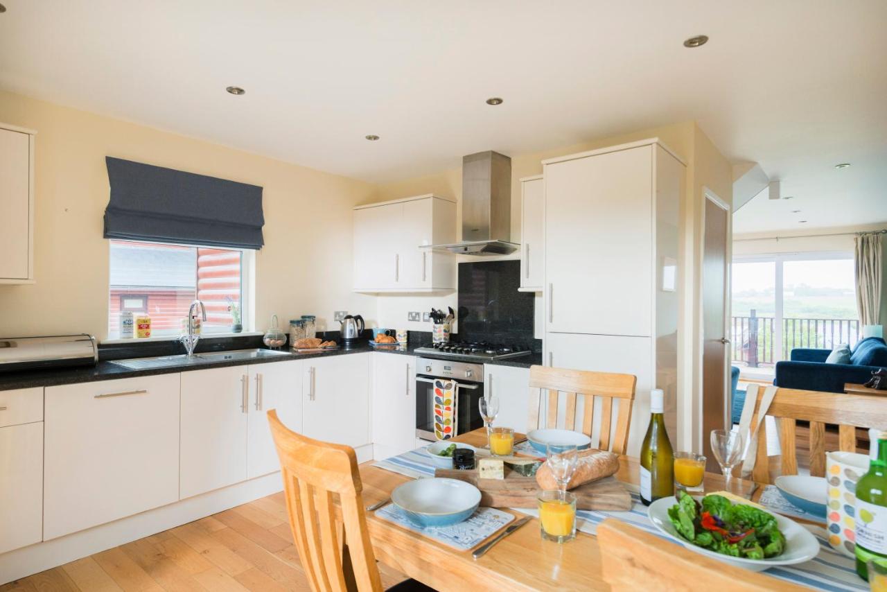 SandPipers Luxury hot tub lodge with 2 ensuites a private Sauna & BBQ terrace - Chambres d'hôtes Saint Columb Major