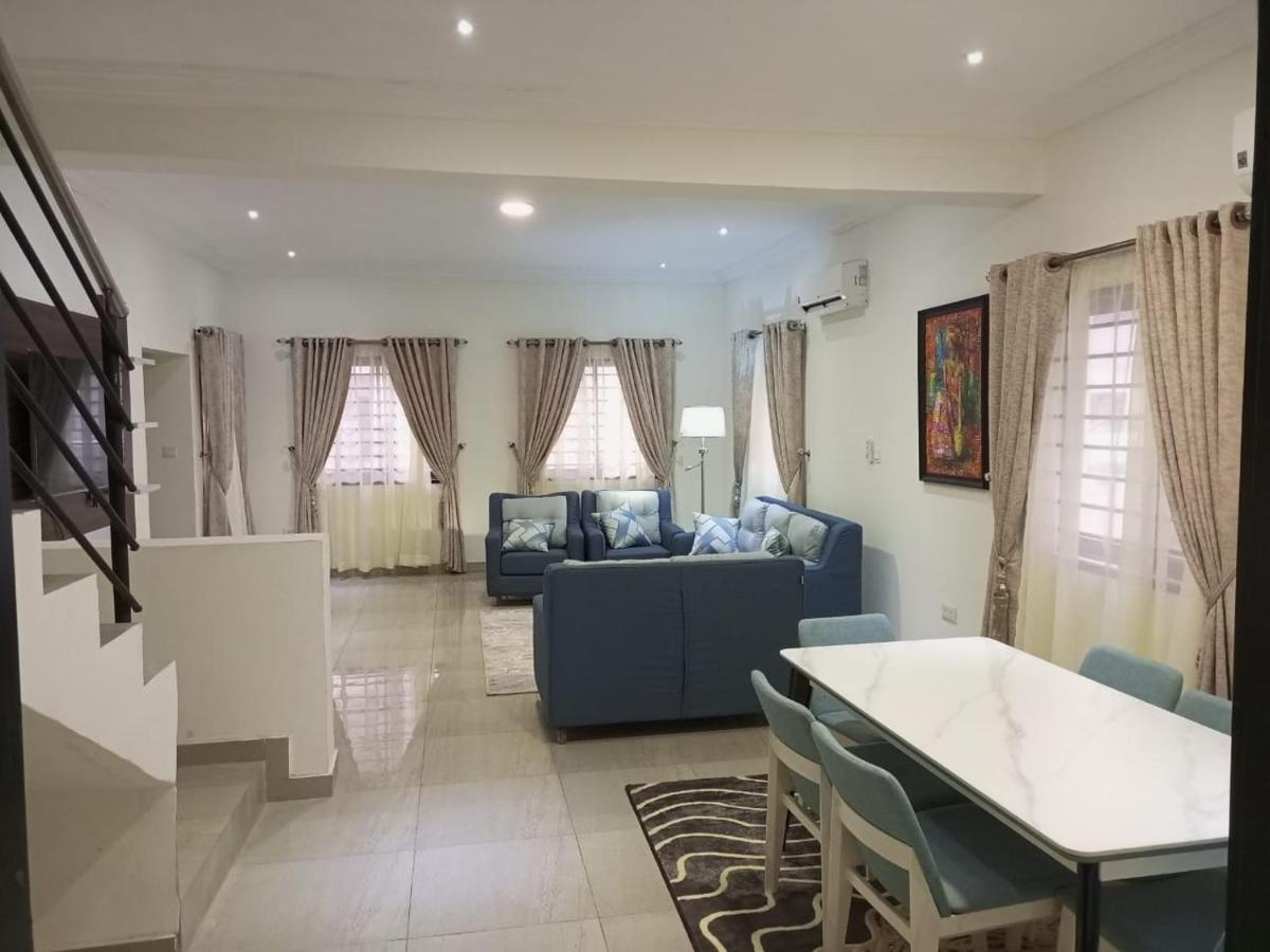 B&B Lekki - Lovely 4 bedroom house with pool, gym, wifi and 24hrs power - Bed and Breakfast Lekki