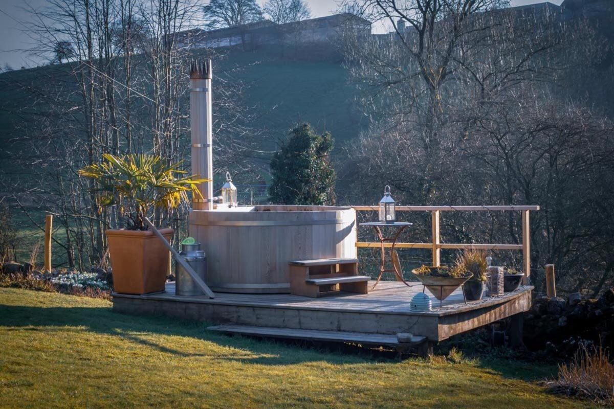 Lee house farm holiday cottage with possible use of hot tub ninety pounds a session - B&B