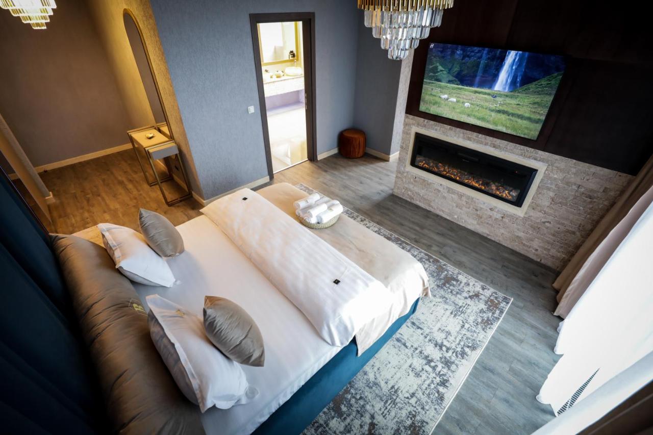 Balcony Deluxe Double Room with Mountain View & Fireplace