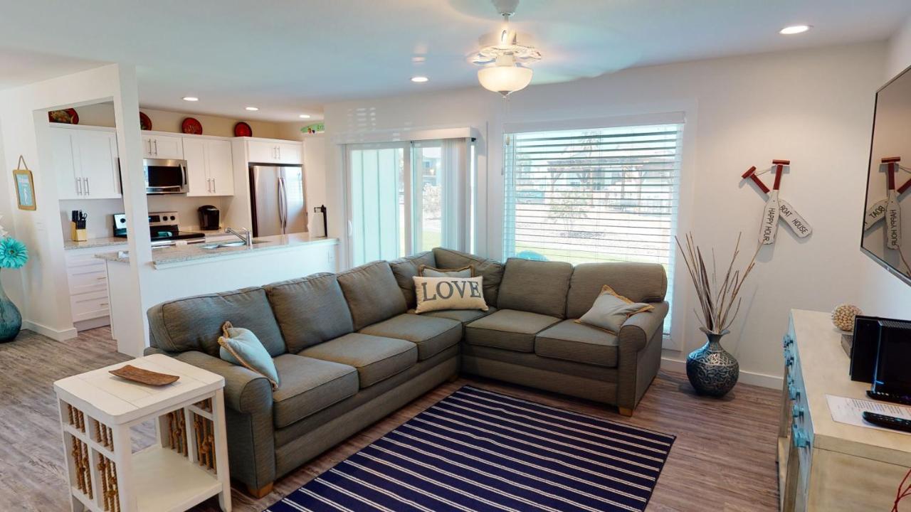 B&B Port Aransas - AH-B104 Newly Remodeled Ground Floor Condo, Overlooking PoolHot Tub - Bed and Breakfast Port Aransas