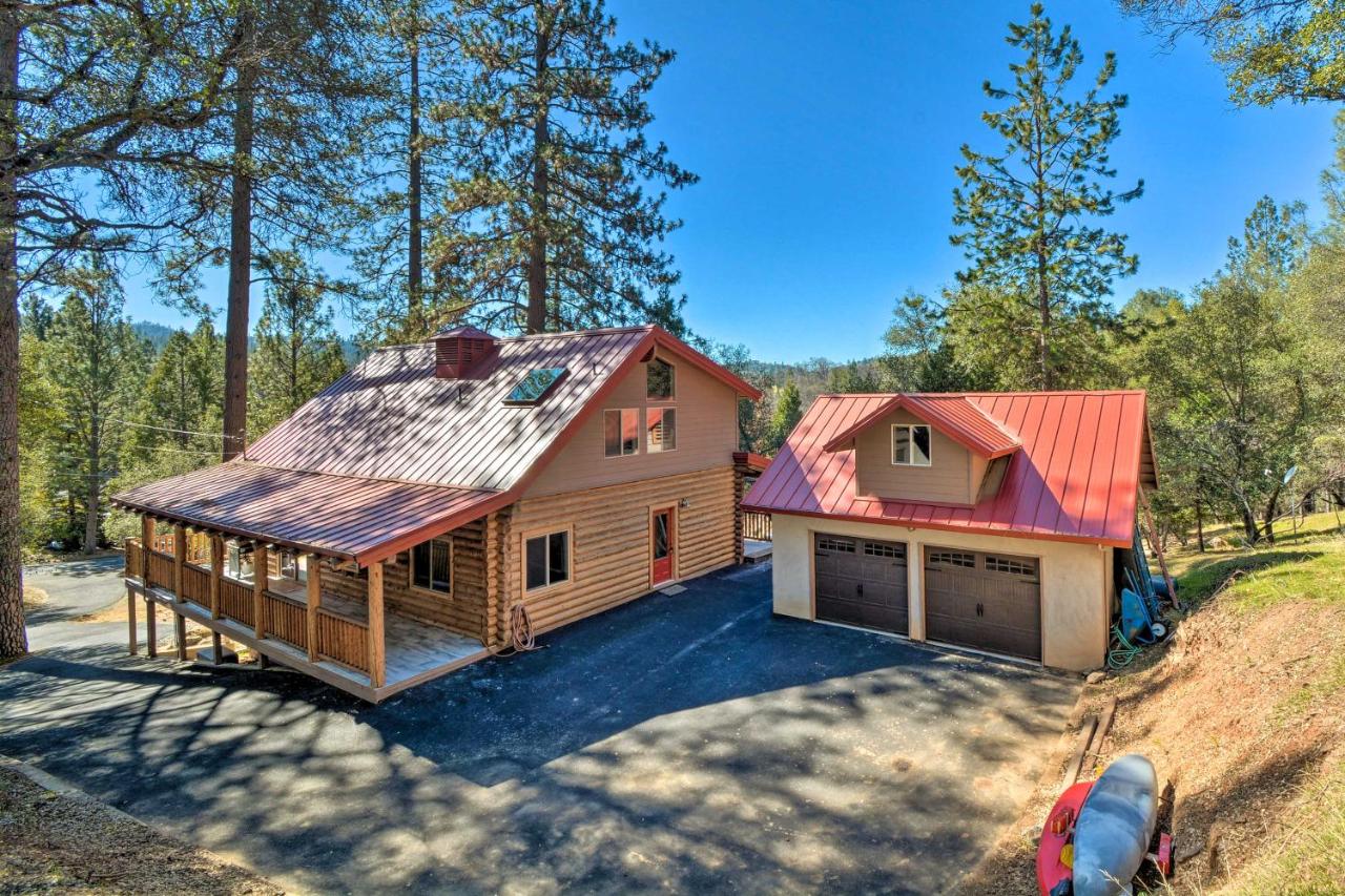 Updated Groveland Cabin with Wraparound Deck! - Bed and Breakfast