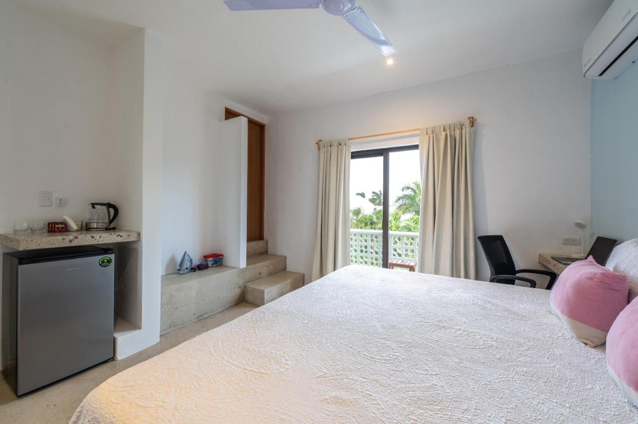 Zimmer mit Kingsize-Bett und Balkon