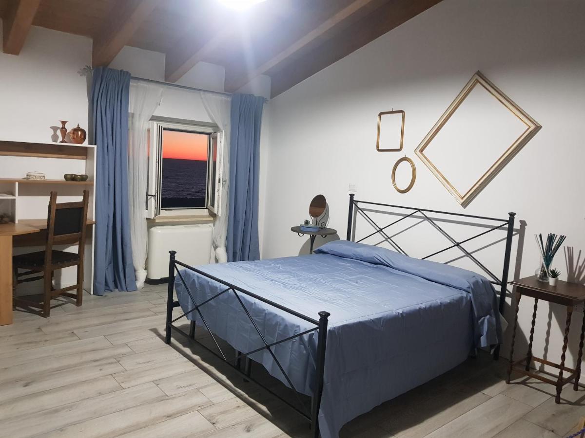 Habitación con cama extragrande y vistas al mar
