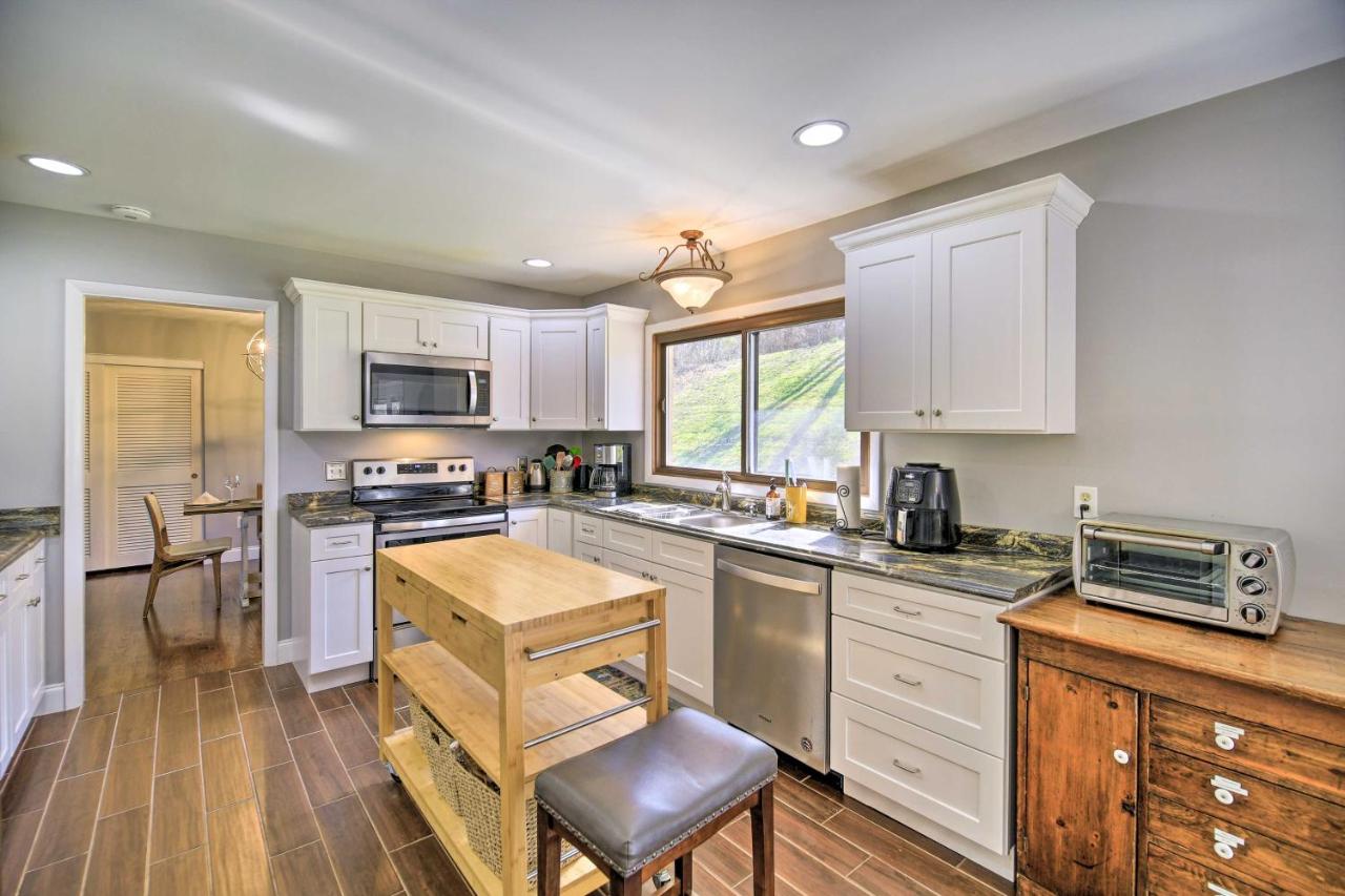 Lakefront Kingsport Home with Private Hot Tub! - Chambres d’hôtes Kingsport