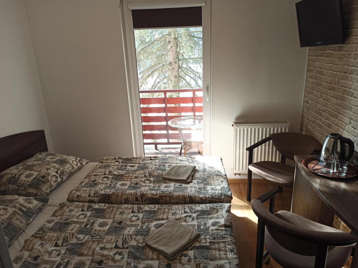 Doppel-/Zweibettzimmer mit Balkon
