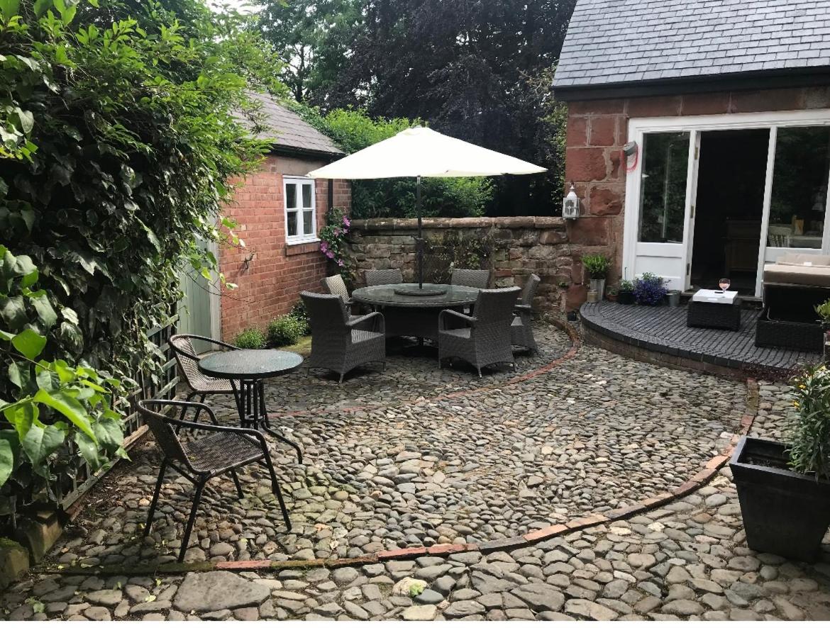 Pear Tree Cottage Courtyard - B&B
