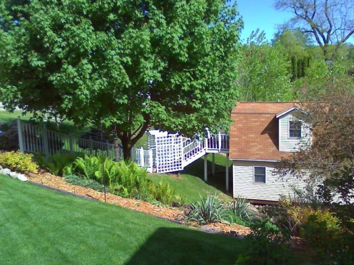 Kamer met Queensize Bed en Uitzicht op de Tuin