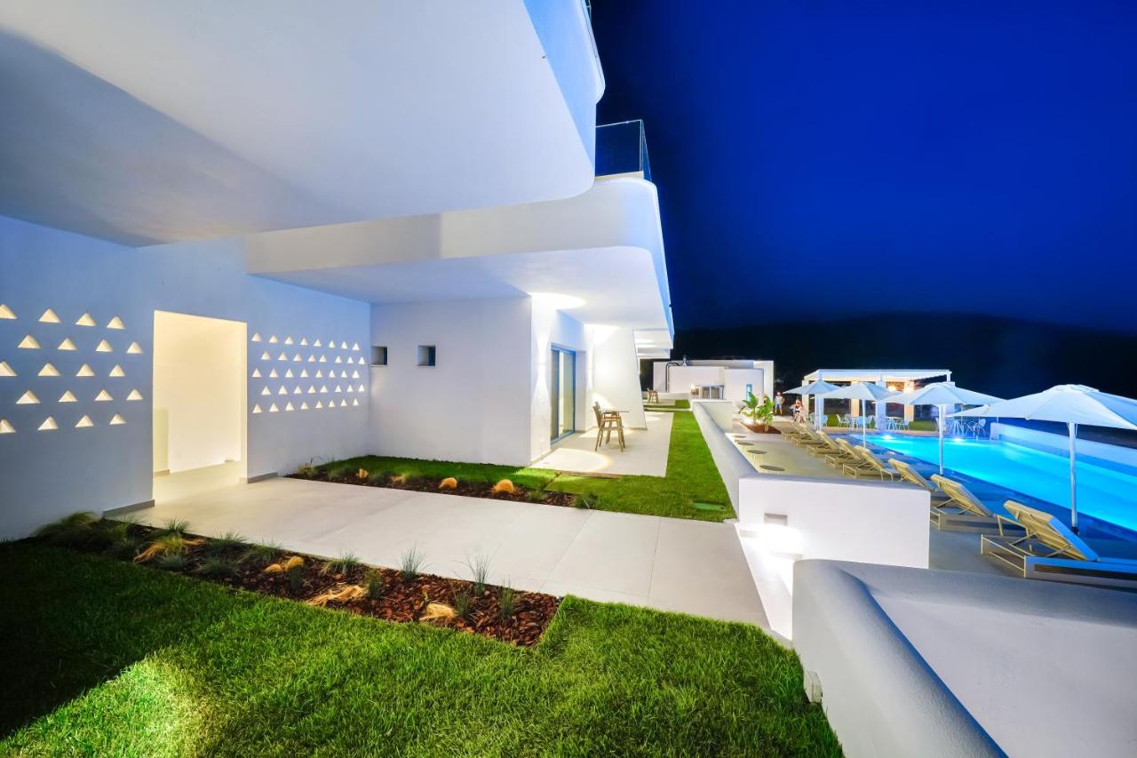 Elite Couple VIP Suite With Outdoor Jacuzzi Pool & Private Garden