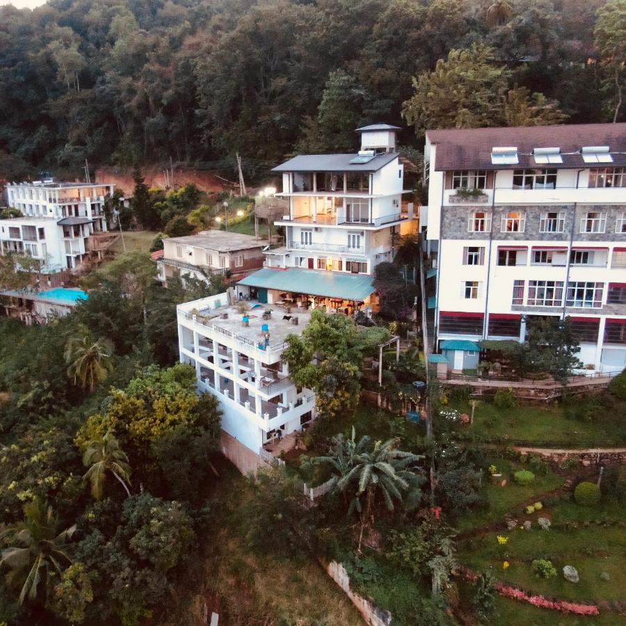 Blinkbonnie Inn - B&B