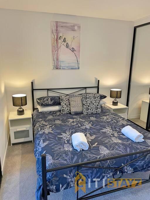 B&B Canberra - Majestic at Midnight! Luxe 1 bd 1bth 1csp Apt - Bed and Breakfast Canberra