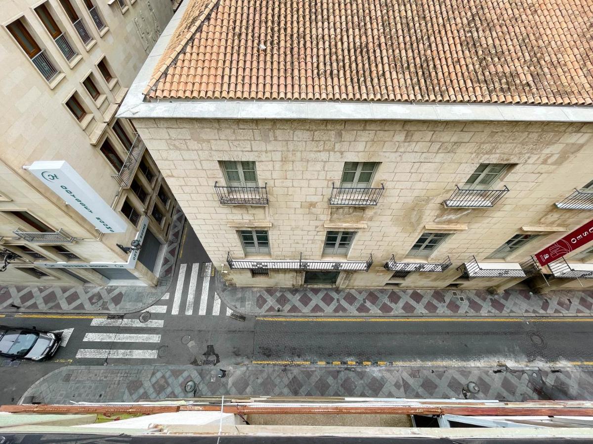 Piso en primera línea con vistas al Castillo - B&B