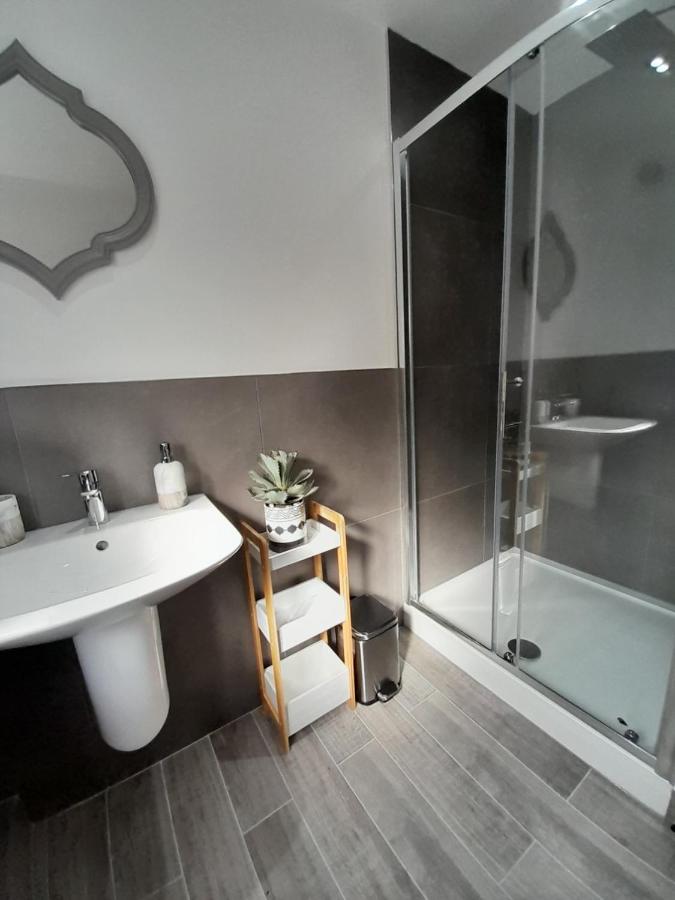 Doctors lane Stylish 3 Bedroom Family House with Parking - Bed and Breakfast