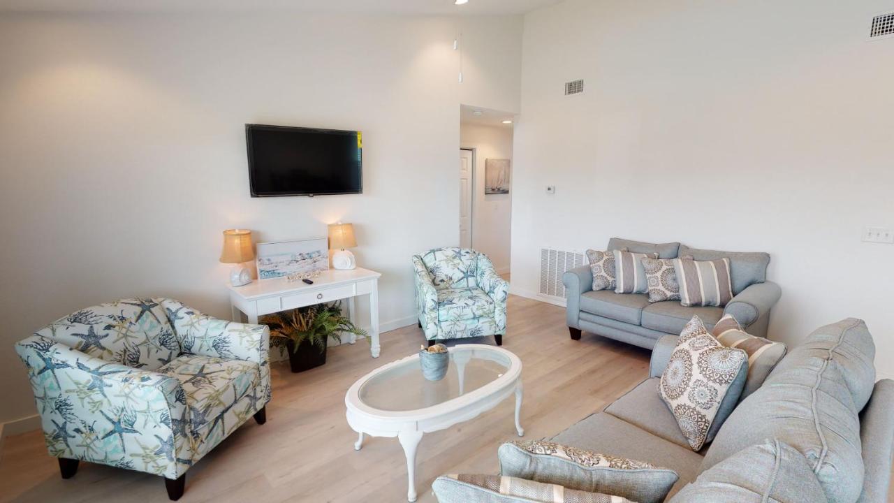 B&B Port Aransas - AH-A202 Second Floor Condo, Newly Remodeled, Overlooks Shared Pool - Bed and Breakfast Port Aransas