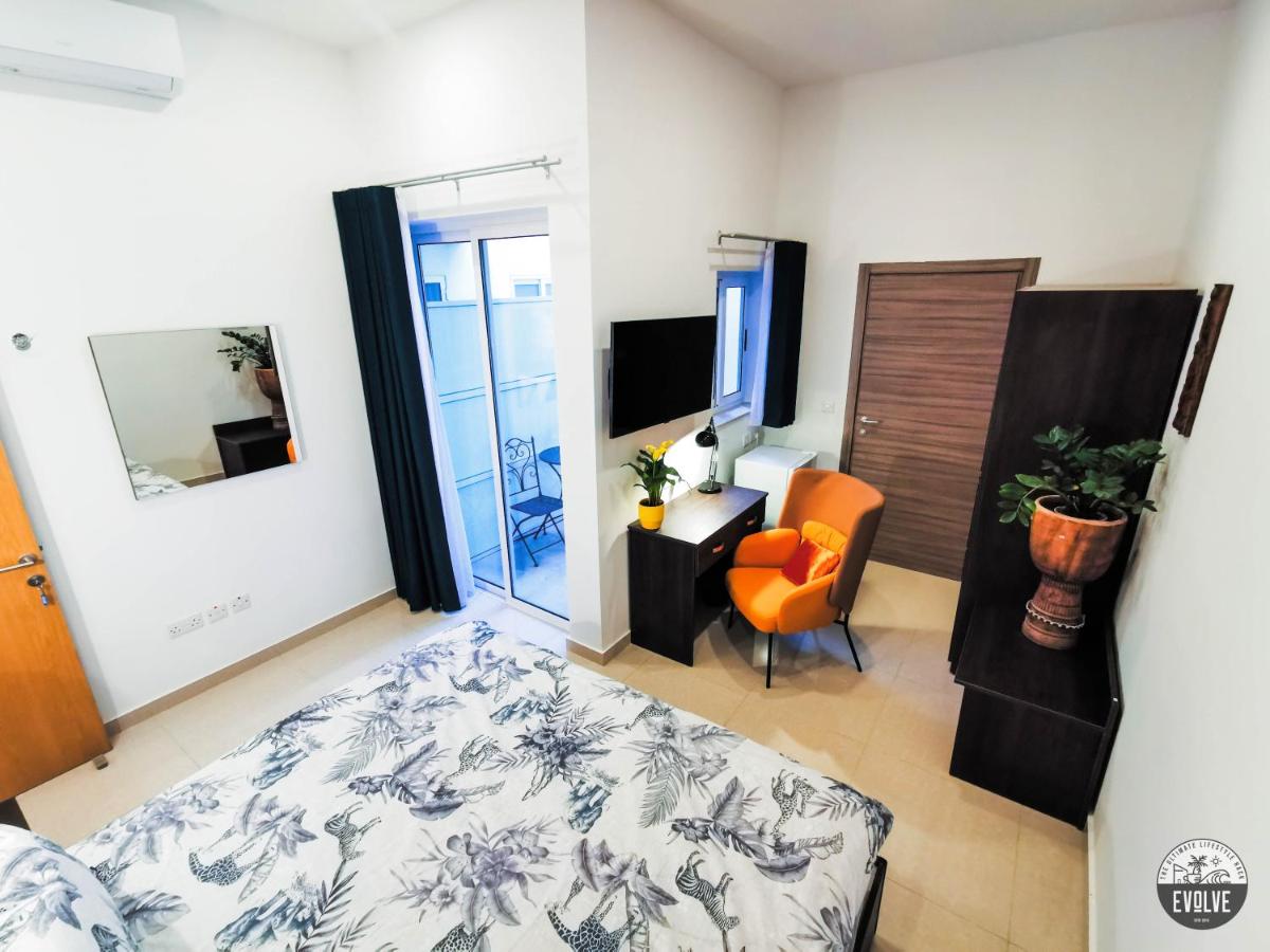 Zimmer mit Kingsize-Bett und Balkon