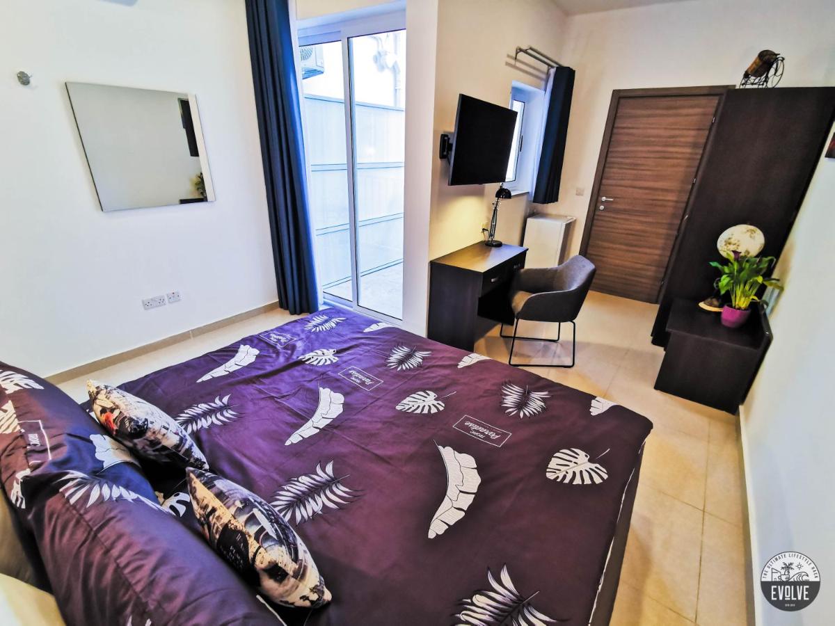 Zimmer mit Kingsize-Bett und Balkon