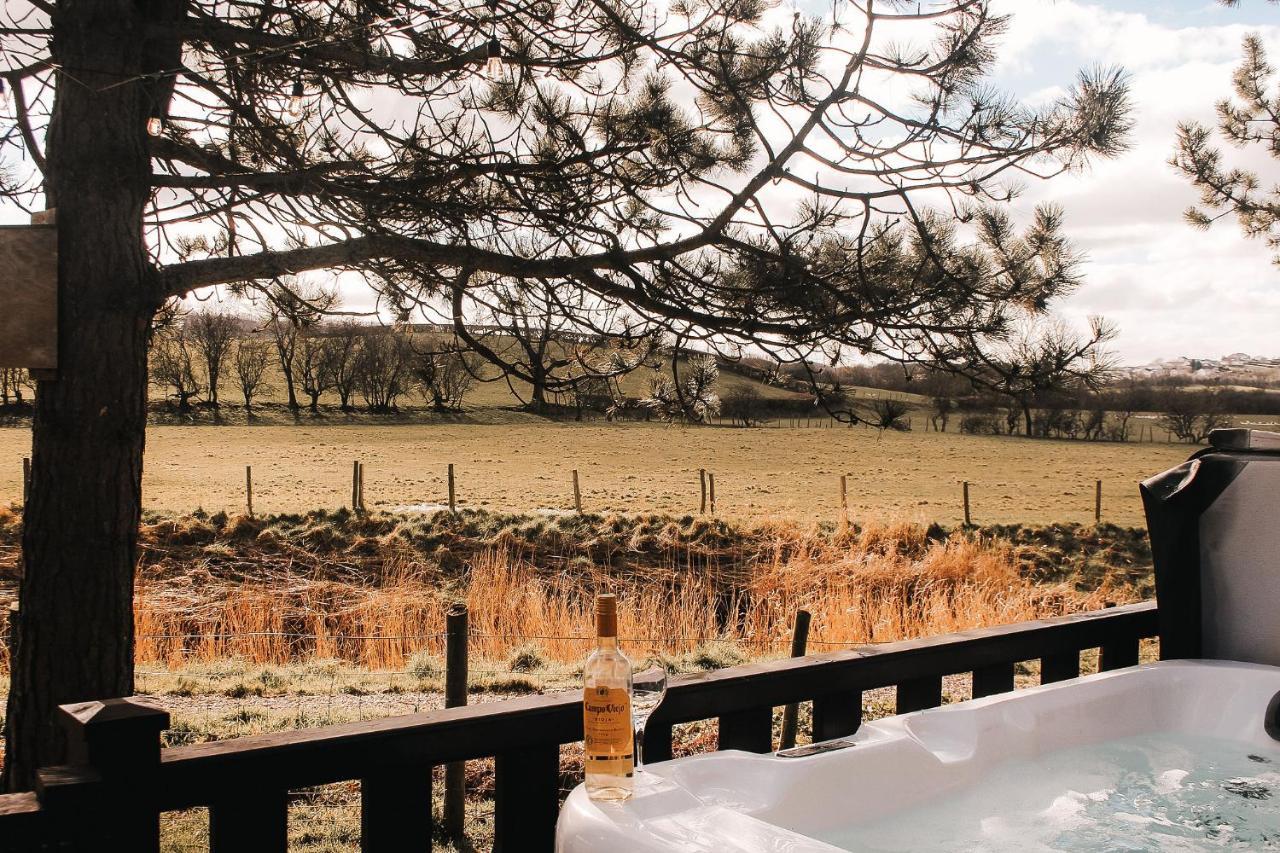 Keer Side Lodge, Luxury lodge with private hot tub at Pine Lake Resort - Chambres d'hôtes Carnforth