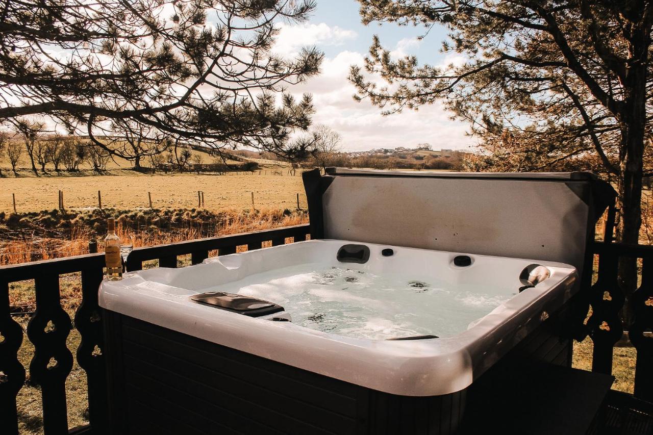 B&B Carnforth - Keer Side Lodge, Luxury lodge with private hot tub at Pine Lake Resort - Bed and Breakfast Carnforth