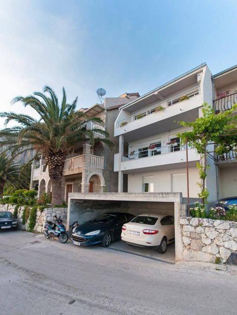MODERN apartment OMIS - Chambres d’hôtes