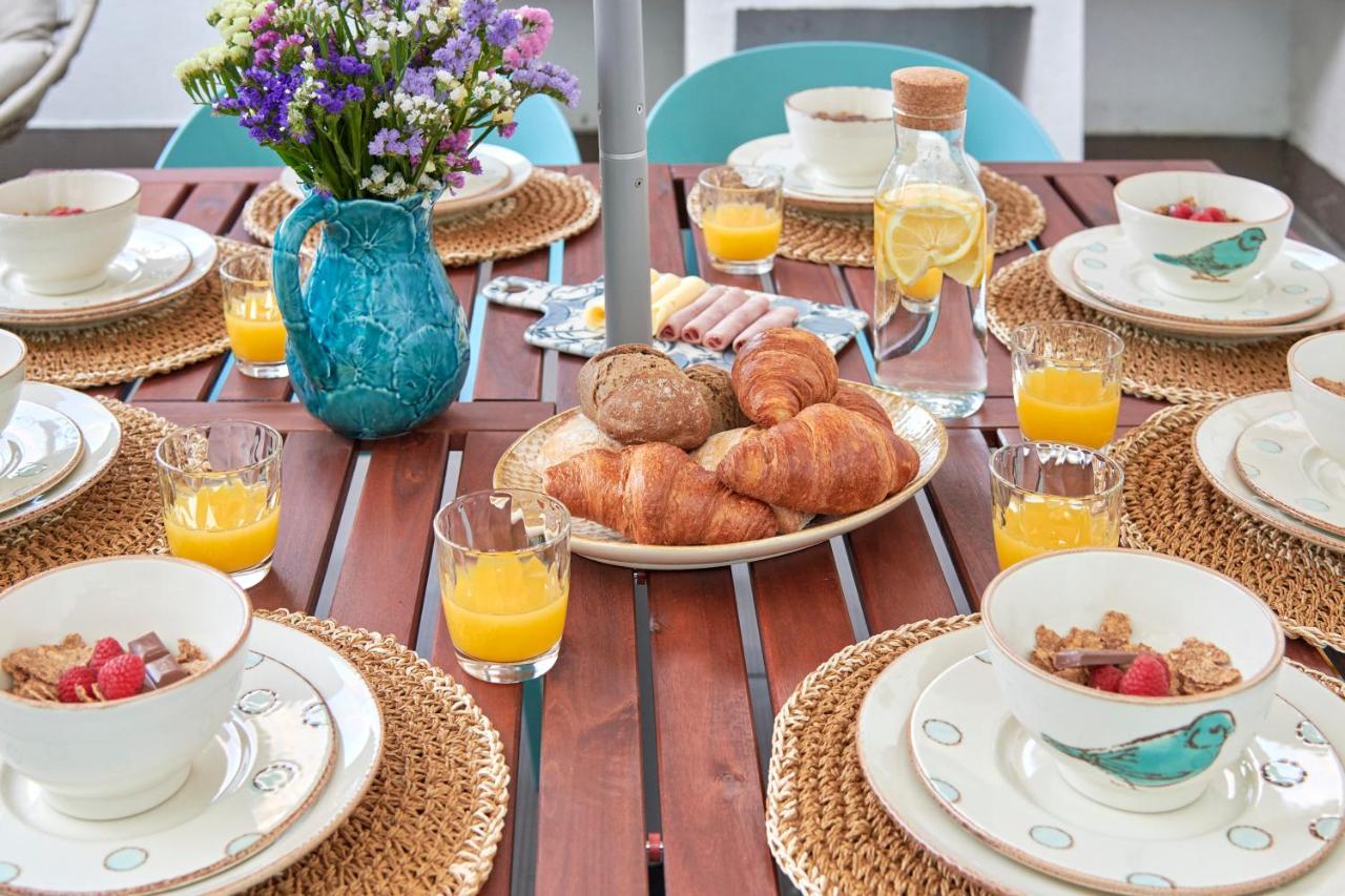 Charming 3BR APT w/ patio, by TimeCooler - Chambres d'hôtes Lisbonne