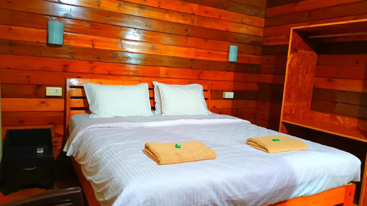 Deluxe Double Room with Side Sea View