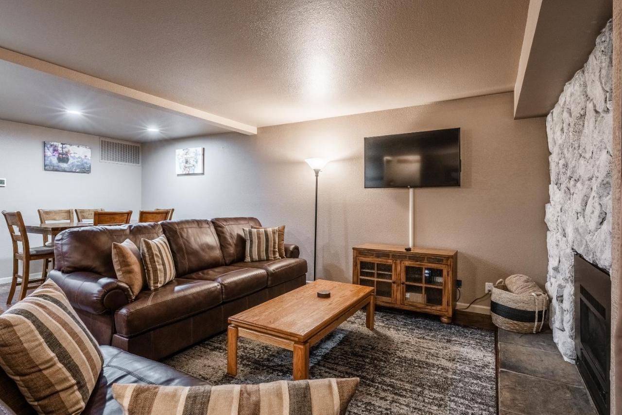 Warm and cozy upgraded 2 bedrm 2 bath single level condo in Snowcreek complex phase IV 563 Sleeps 6 - B&B