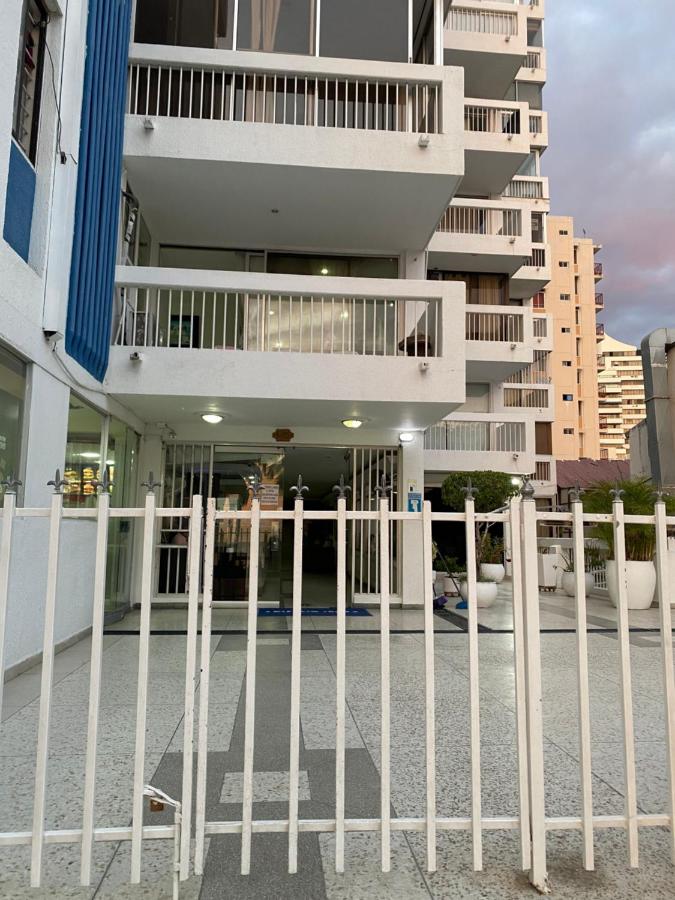 Apartamento edificio Iroka en el Rodadero Frente Al Mar con cocina full equipada - B&B Santa Marta