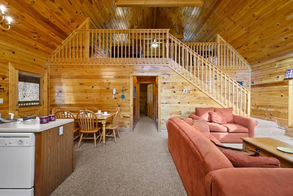 B&B Sevierville - Beautiful 2 Bed Cabin with Hot Tub and Resort Pool - Bed and Breakfast Sevierville