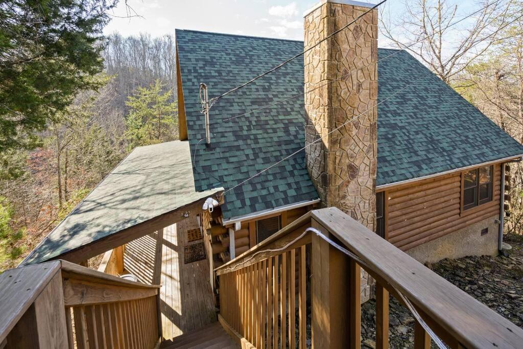Beautiful 2 Bed Cabin with Hot Tub and Resort Pool - Ferienwohnung