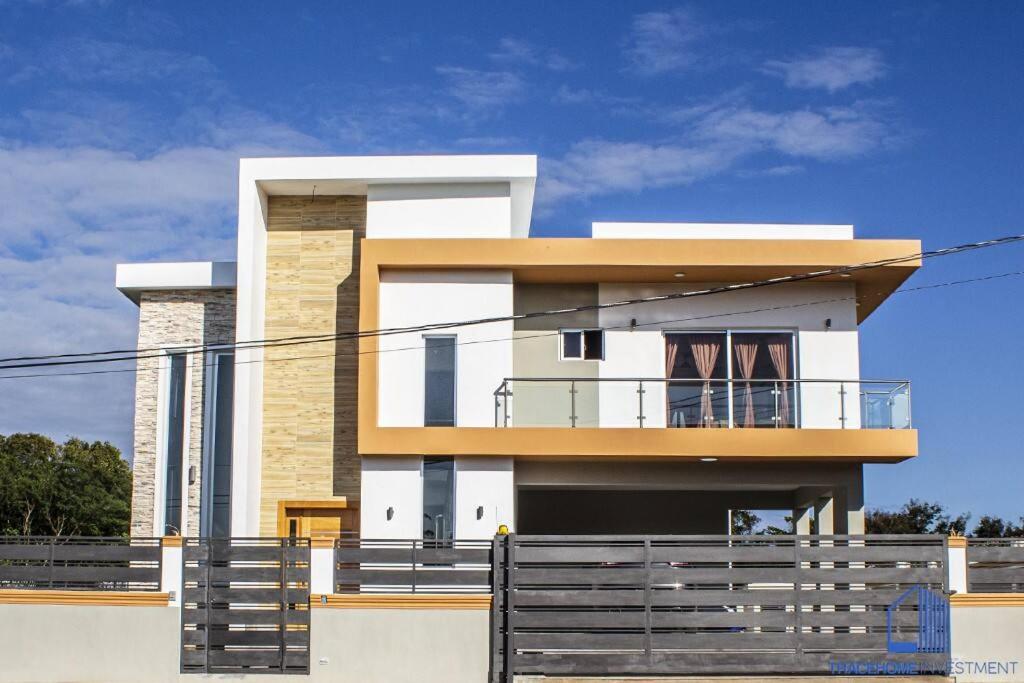 5 Star Villa minutes from Airport and Beaches - Ferienwohnung