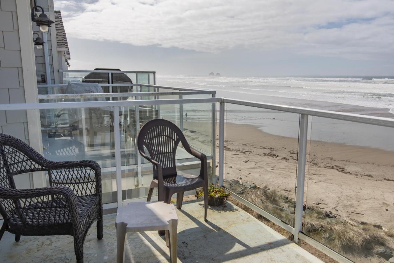 Rockaway beach vibes,Waterfront Oceanfront Rockaway Beach House near Downtown,WIFI, Washer Dryer - B&B