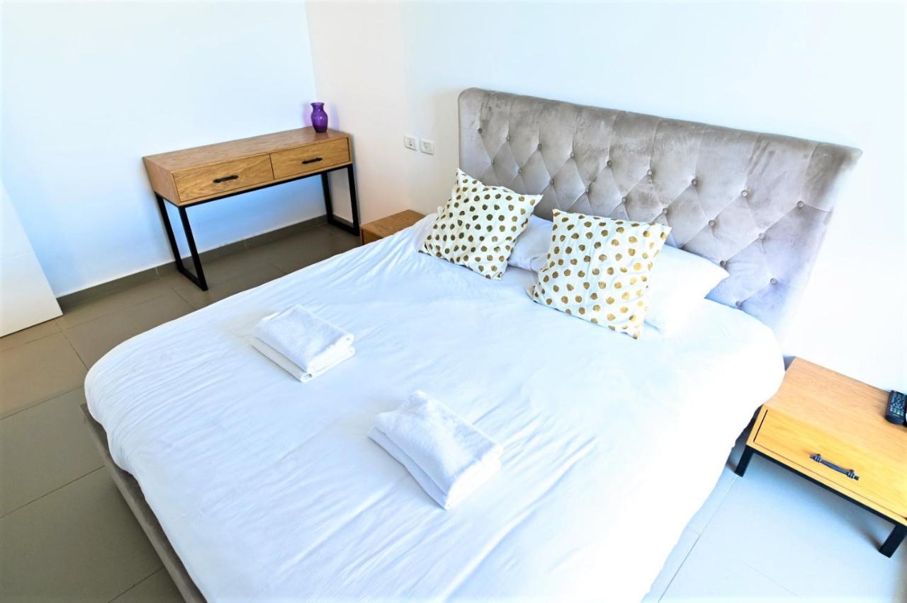 Two-Bedroom Apartment with Balcony and Lake View (25)