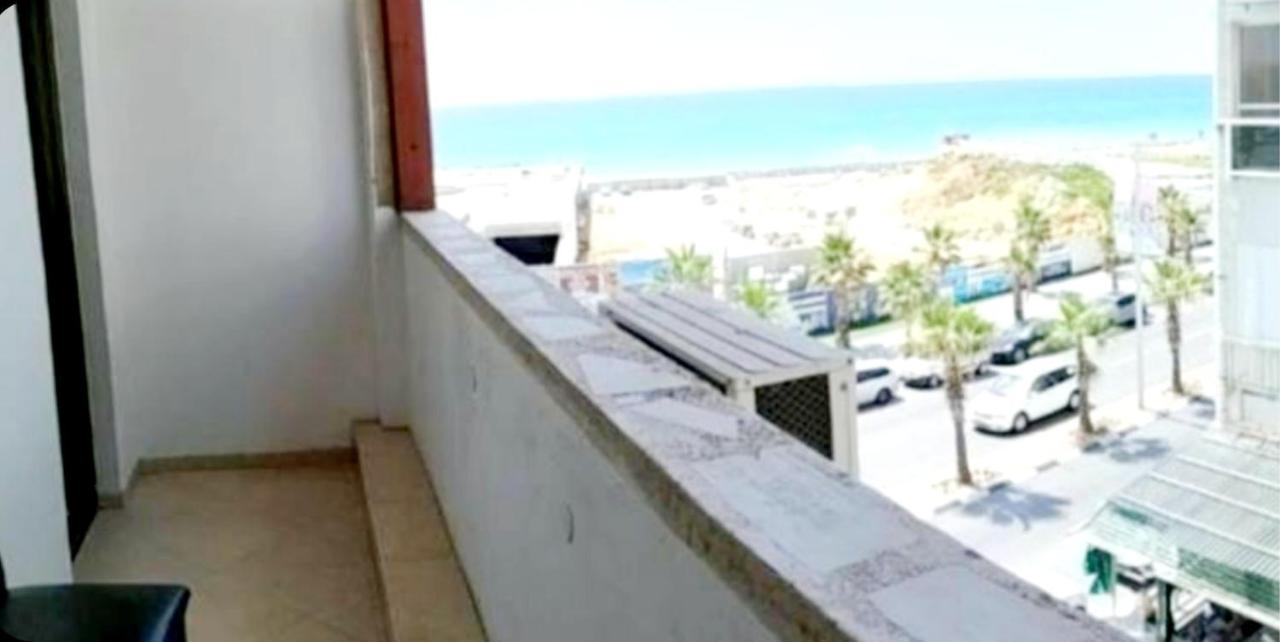 B&B Bat Yam - 1351 דירת סטודיו עם מרפסת מול הים - Bed and Breakfast Bat Yam