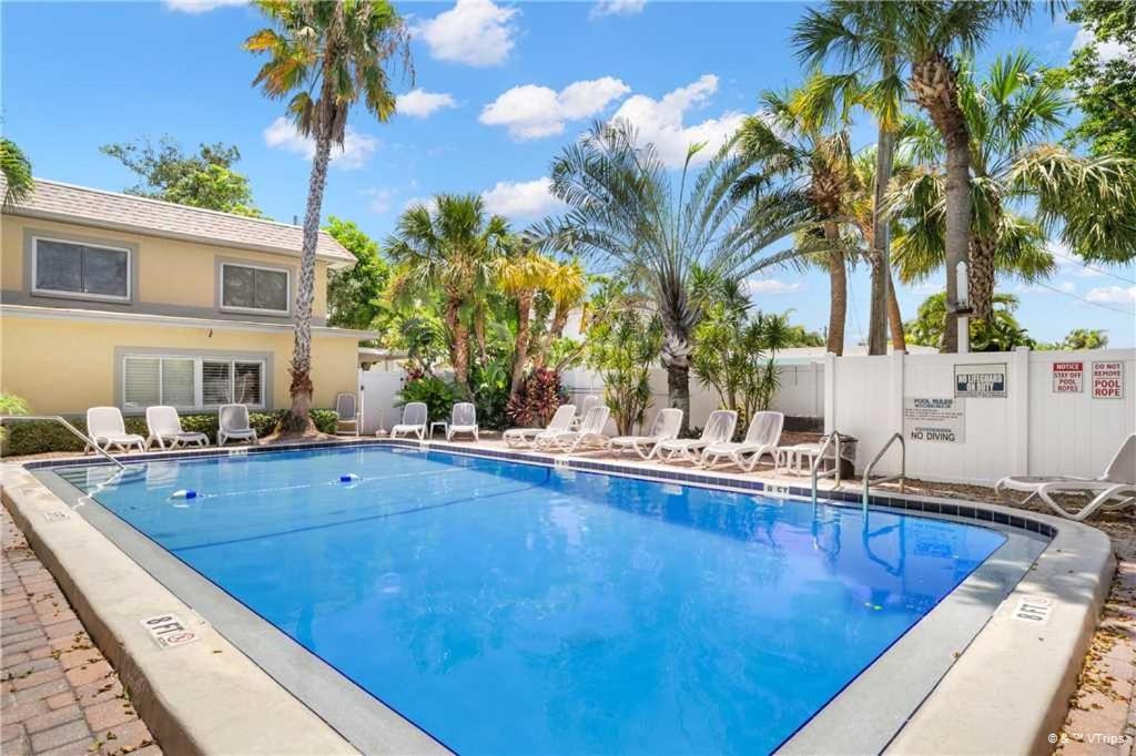 B&B St. Pete Beach - Waves 17, 1 Bedroom, Sleeps 4, Pool View, Heated Pool, BBQ, WiFi - Bed and Breakfast St. Pete Beach