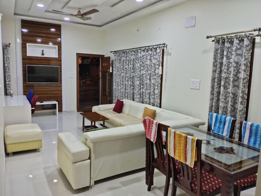 B&B Bangalore - Corner apartment, 2BHK with good privacy, parking - Bed and Breakfast Bangalore