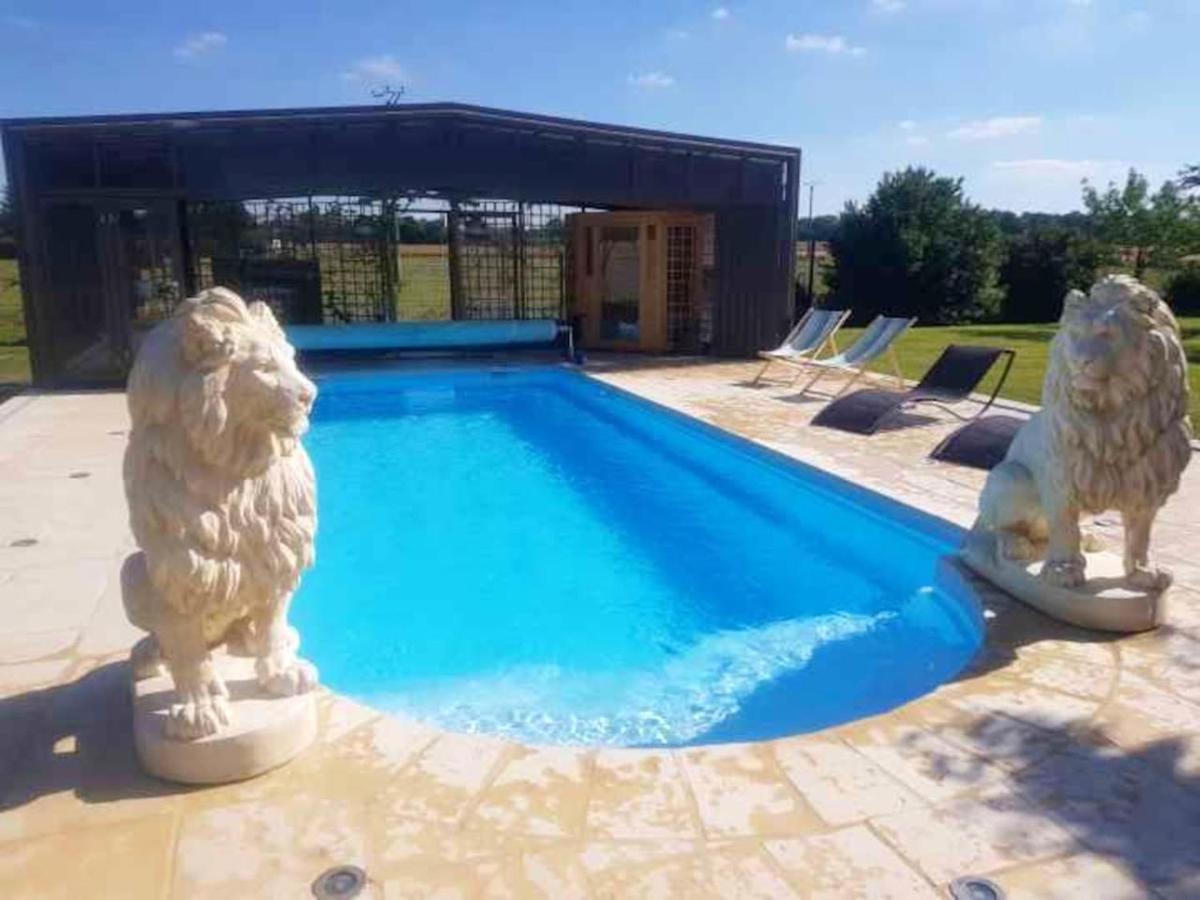 Villa élégante à Saint Clair-d'Arcey avec piscine privée - Chambres d’hôtes Bernay