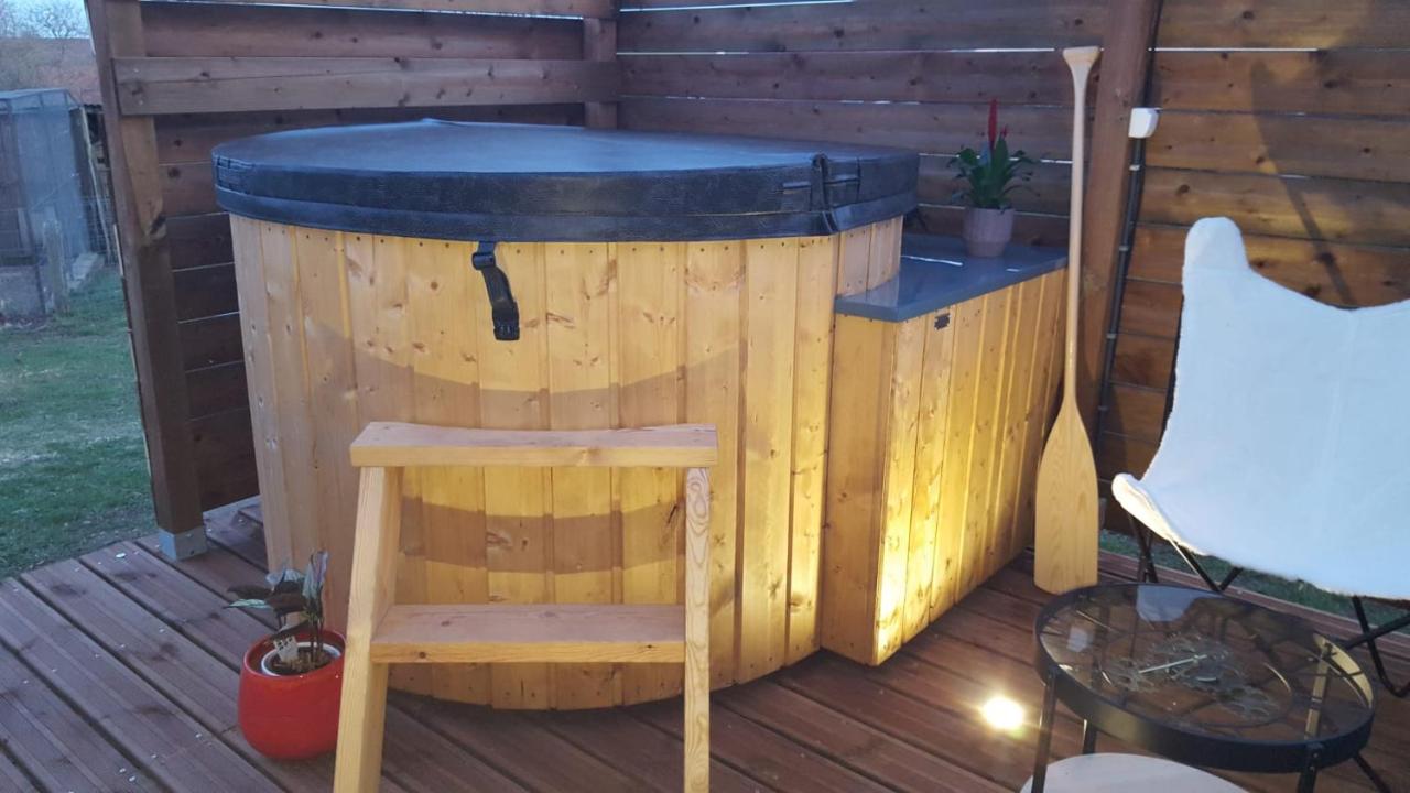 LA ROULOTTE DES AMISH & Bain Nordique à Remous Jacuzzi - Chambres d’hôtes
