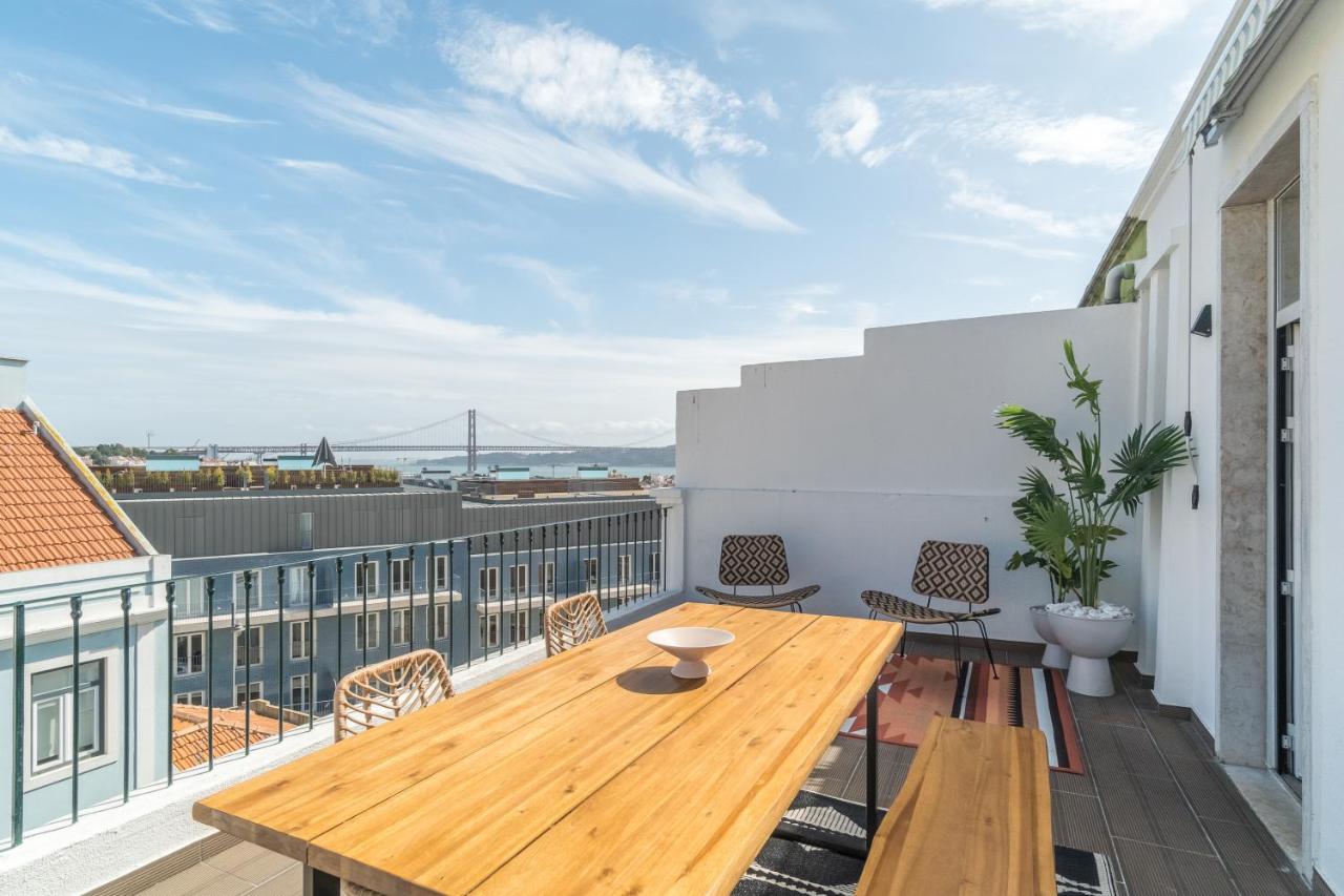 B&B Lisbon - Casa Boma Lisboa - Sunny Apartment with Private Balcony and Panoramic Bridge View - Ajuda I - Bed and Breakfast Lisbon