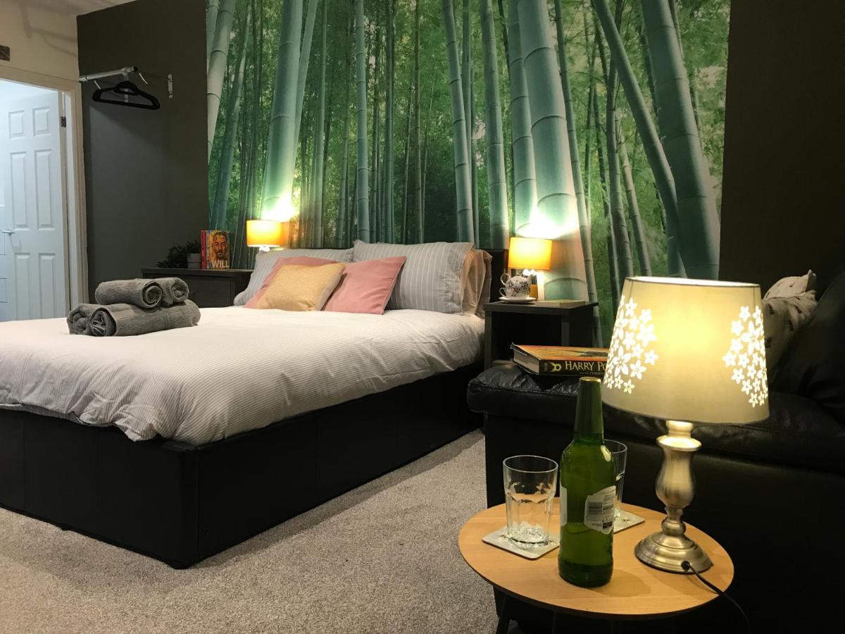 B&B Wigan - Contemporary 1 bed studio for comfy stay in Wigan - Bed and Breakfast Wigan