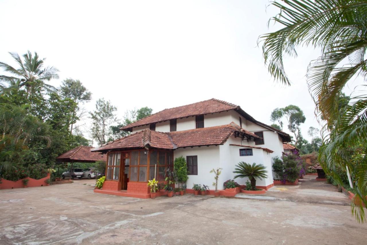 B&B Napoklu - Sardar Bahadur's Heritage Bungalow Estate Stay - Bed and Breakfast Napoklu