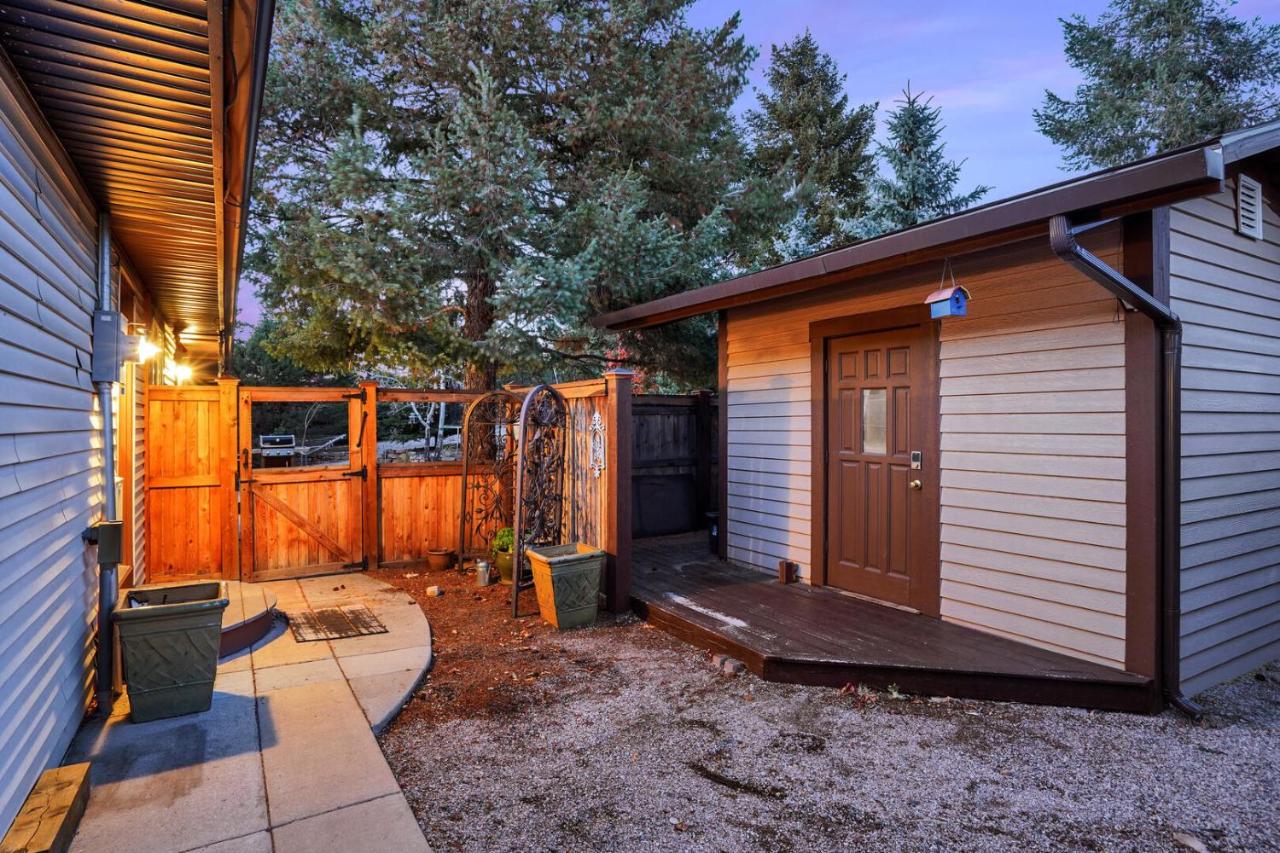 Mountain views and open space, Home in the City - B&B Colorado Springs