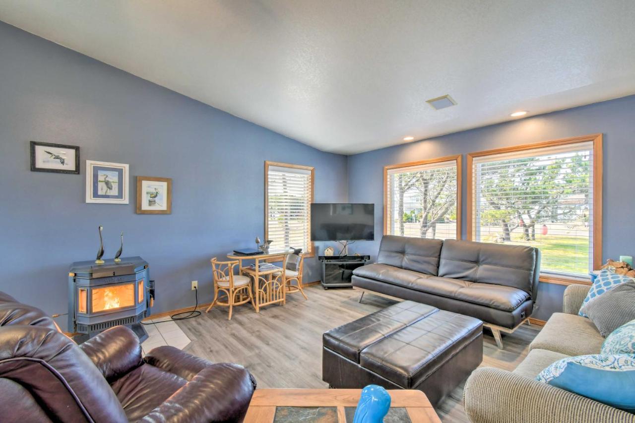 Pet-Friendly Ocean Park Home w/ Decks & View! - B&B Ocean Park