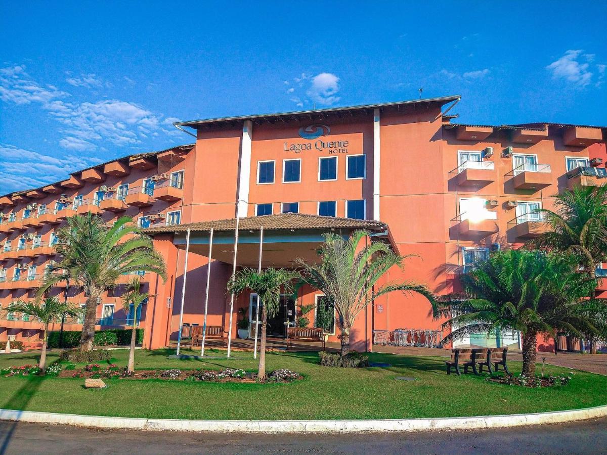 Frente ao Parque da Lagoa Quente Entrada NÃO INCLUSA Aptos Particulares com varanda - B&B Caldas Novas