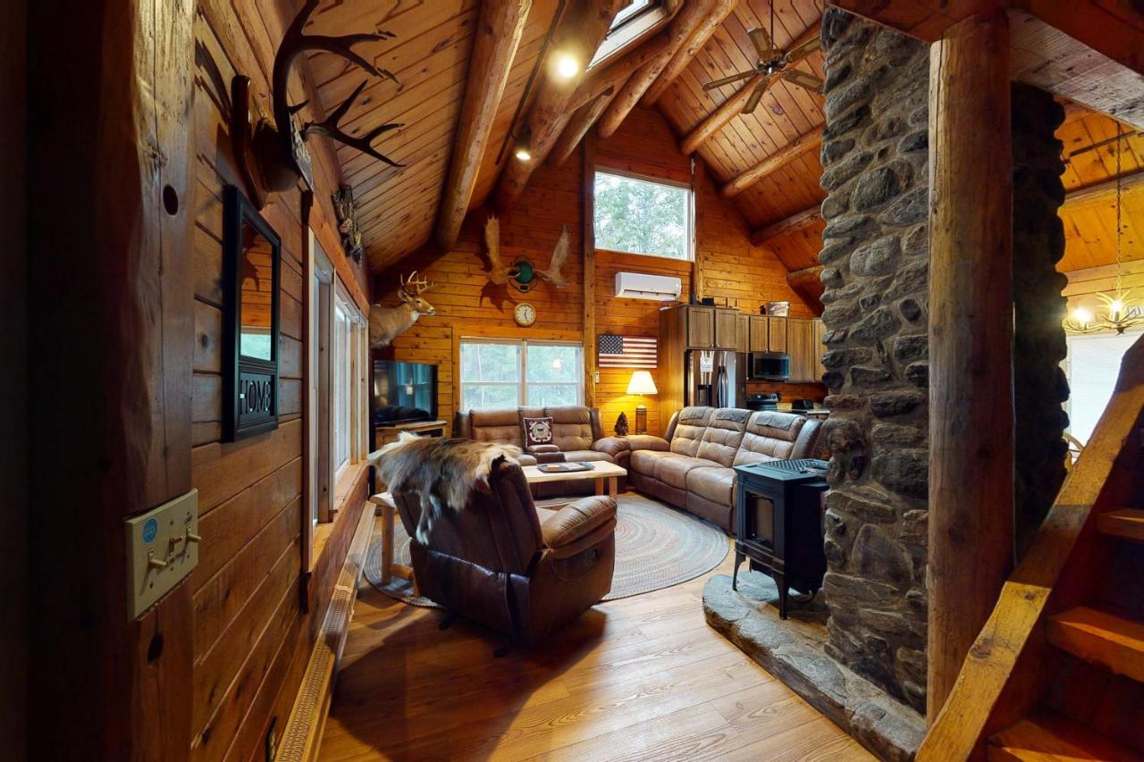 Silver's Log Cabin - B&B