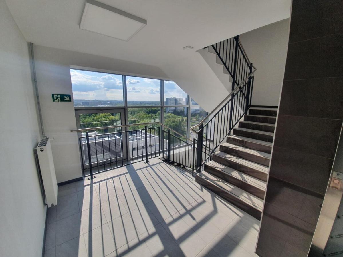 APARTAMENT W CHMURACH- 15 PIĘTRO OSIEDLE TYSIĄCLECIA- prywatny parking- wielki taras z widokiem na zachód słońca - Chambres d'hôtes Katowice
